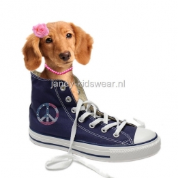 Strijkapplicatie hond in allstars met peace teken